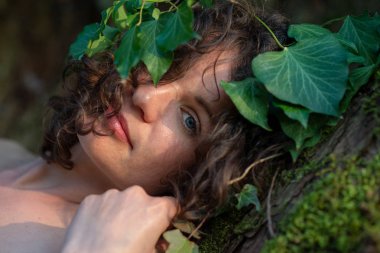 Güzel esmer genç bir seksi kadın Ivy tepeli eski Söğüt ağacıyla iyi çıplak omuz ve derin barış içinde gülümseme portre