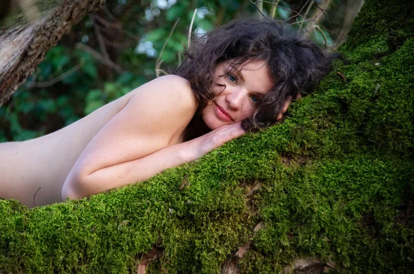 Gyönyörű Sötét Hajú Fiatal Szexi Lefekszik Boldogan Elégedetten Moha Erdő — Stock Fotó