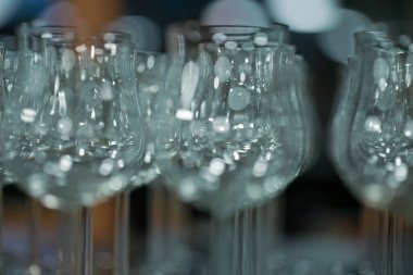 Çok şeffaf içki bardakları, şarap gözlük restoranda açık büfe masada boş