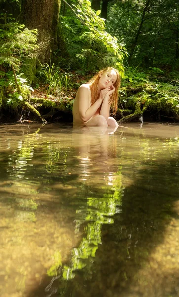 Mladá Sexy Zrzavý Žena Sedící Létě Světlo Řece Creek Pobřeží — Stock fotografie