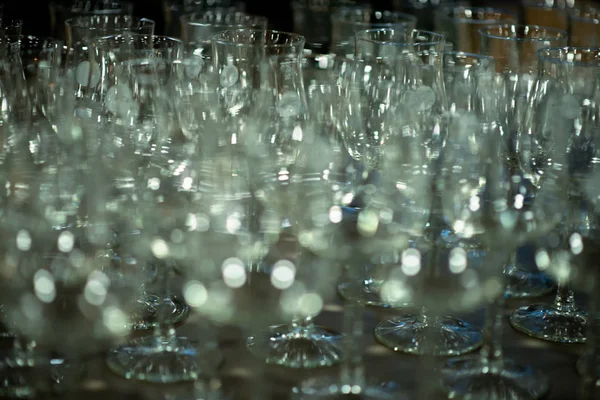 Många Tomma Turkos Grön Dricksglas Vinglas Bordet Buffé Restaurangen — Stockfoto