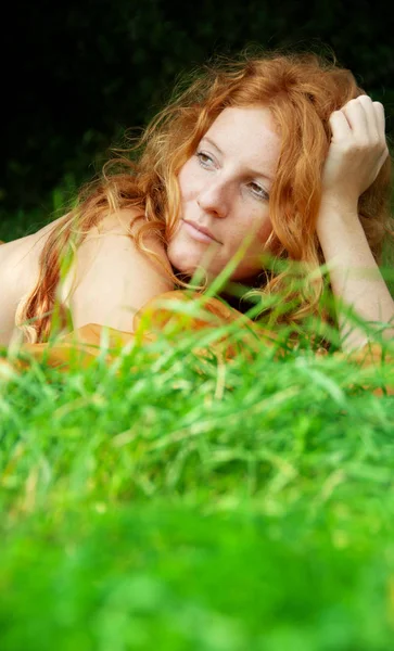 Mutlu Düşünceli Mutlu Çayır Çim Yatan Kıvırcık Kırmızı Saçlı Genç — Stok fotoğraf