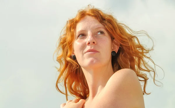 Bir Düşünceli Genç Redhead Özlem Kıvırcık Kadın Tatil Tarafından Kopya — Stok fotoğraf