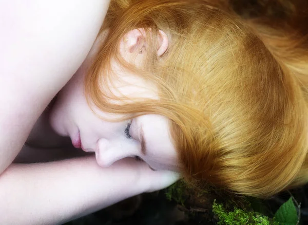 Όμορφο πορτρέτο ενός νεαρού υπέροχο κοιμισμένα κορίτσι με κόκκινα μαλλιά σε κόκκινα και πορτοκαλί φθινοπωρινά φύλλα. — Φωτογραφία Αρχείου