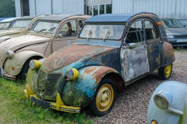 eski vintage araba Citroen eski grunge kirli paslı vintage renk çizik