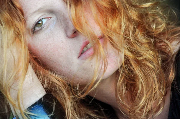 Vackra sensuella porträtt i närbild av en tankeväckande ung rödhårig vemodigt — Stockfoto