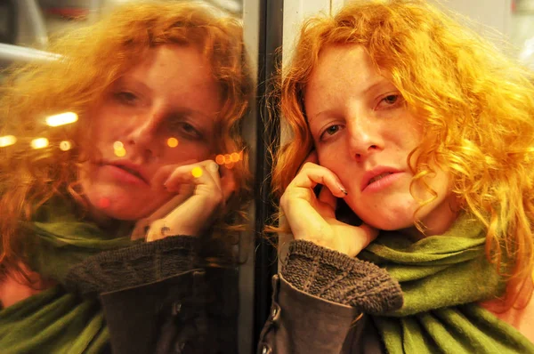 Jeune rousse belle femme sexy assise avec soin dans un train en mouvement le portrait se reflète dans la fenêtre — Photo