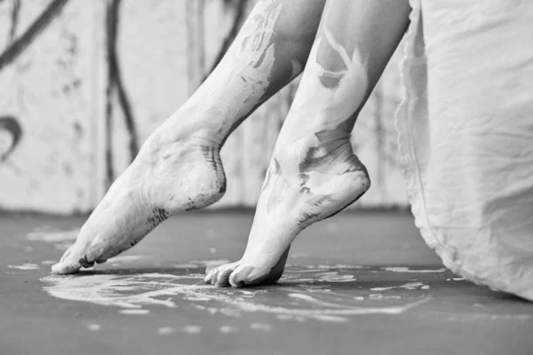 Pernas e pés de uma jovem pintada artisticamente bailarina mulher abstrata com tinta branca. Arte corporal criativa . — Fotografia de Stock