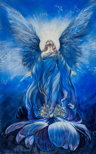 Majestueuze Blauwe Engel van de liefde kijkt omhoog in de glans van de goddelijke hemel — Stockfoto