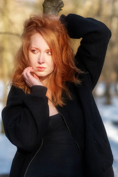 Mujer sexy joven con el pelo rojo, con ropa negra, está de pie triste, deprimido, desesperado — Foto de Stock