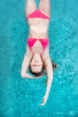 havuzda pembe bikini yüzme genç seksi sarışın kadın