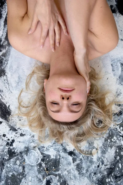 Retrato de uma artista feminina deitada no chão projetado no estúdio . — Fotografia de Stock