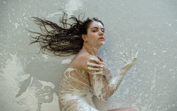 흰색 으로 된 여성의 초상화 손과 몸통장식. 창조적 인 추상 바디 페인팅 아트. — 스톡 사진