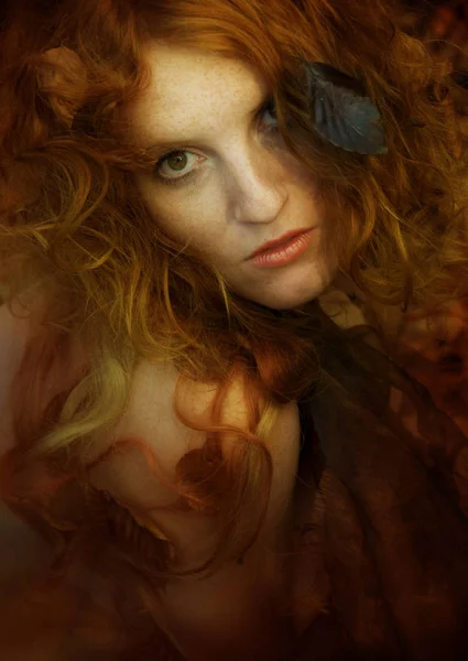 Retrato de uma jovem mulher bonita entre as folhas de outono douradas vermelhas. Com espaço livre para o seu texto — Fotografia de Stock