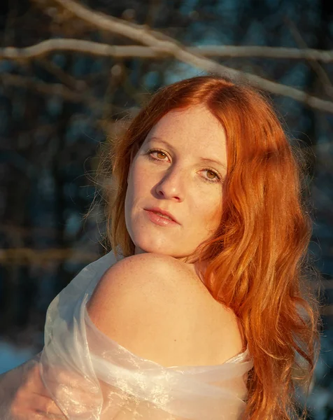 树下红头发女人的感性肖像 — 图库照片