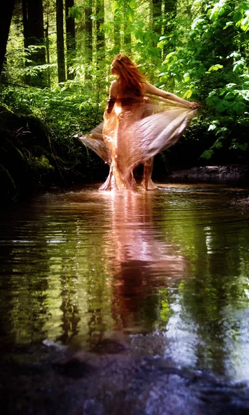 川で自然を踊る赤い髪の若い女性、コピースペース — ストック写真