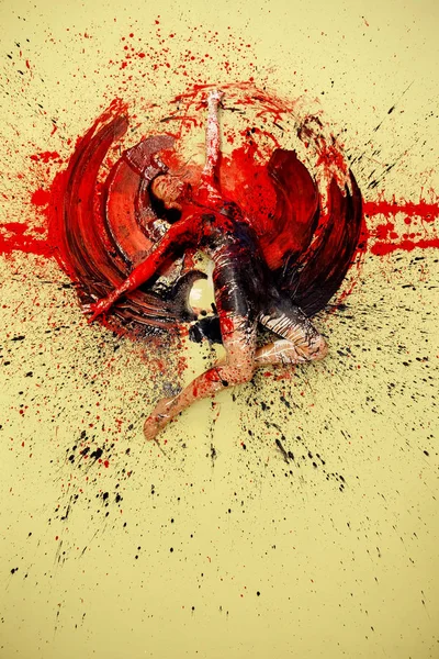 Jeune femme artistique nue en peinture rouge et noire, peinte, couchée dansant sur le sol. Art corporel créatif, abstrait, peinture colorée — Photo