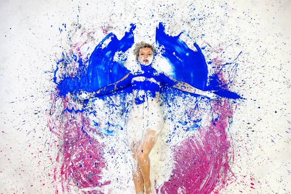 Giovane donna sexy artistica in blu, rosa, vernice bianca. Arte del corpo creativa e astratta, con pittura colorata , — Foto Stock