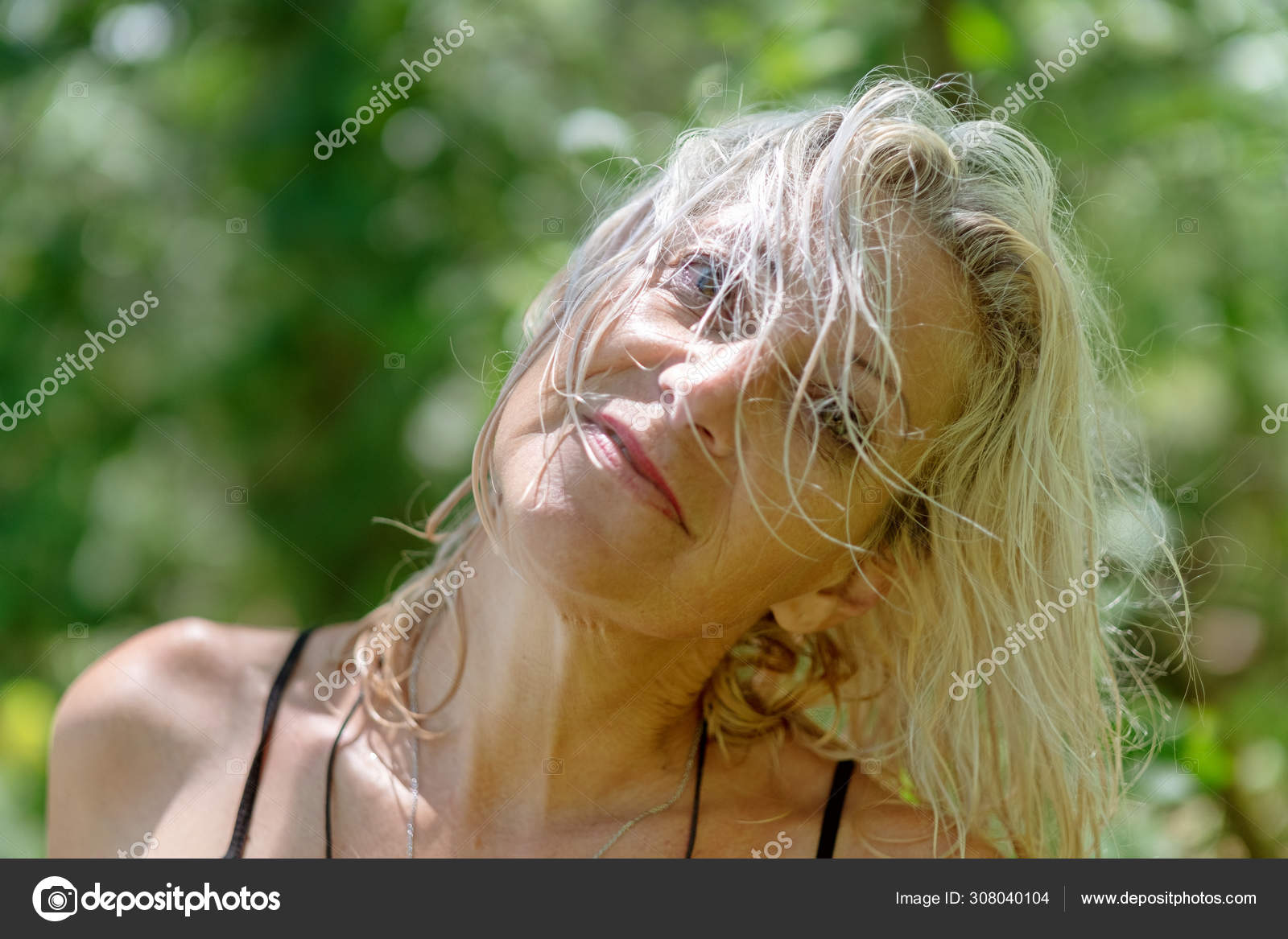 Mature Women With Huge Cleavage Mature Women With Huge Cleavage