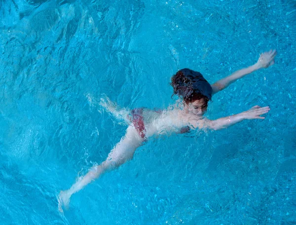 Redhair vrouw zwemmen onder water — Stockfoto