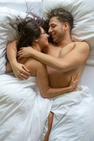 Yatakta çekici, içerikli, genç, seksi seven çift Top View, kopya alanı