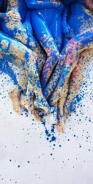 Many beautiful legs and feet of young artistically abstract painted women, ballerina with white, blue and purple paint. Creative body art — Stock Photo, Image