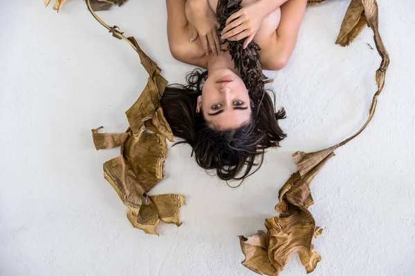 Retrato Uma Jovem Mulher Sexy Com Cabelo Castanho Artisticamente Deitado — Fotografia de Stock