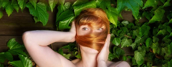 年轻而性感的红头发女人把她美丽而华丽的红头发缠在头上玩耍 复制空间 — 图库照片