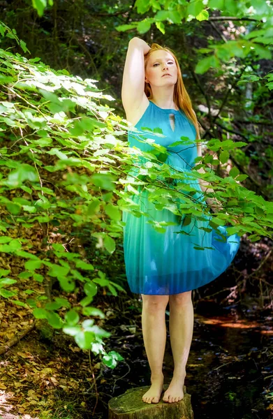 Jonge Vrouw Met Rood Haar Turkoois Jurk Genietend Van Natuur — Stockfoto