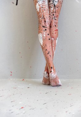 Arkasından güzel bacaklar ve ayaklar üzerinde sanatsal olarak soyut boyalı seksi bir kadın, siyah beyaz boyalı bir balerin. Yaratıcı vücut resimleri, kopyalama alanı.