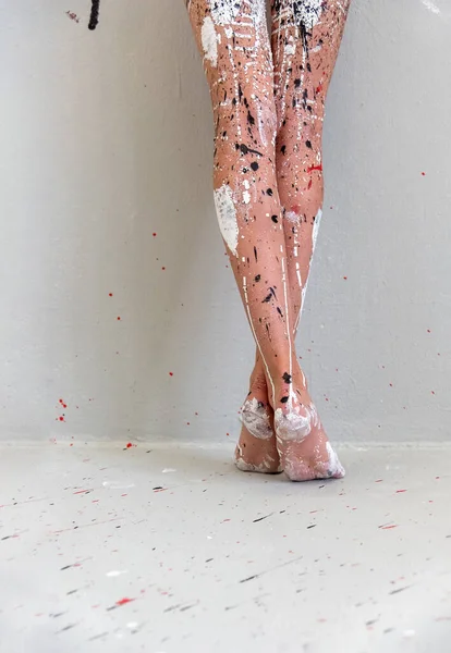 Arkasından güzel bacaklar ve ayaklar üzerinde sanatsal olarak soyut boyalı seksi bir kadın, siyah beyaz boyalı bir balerin. Yaratıcı vücut resimleri, kopyalama alanı.