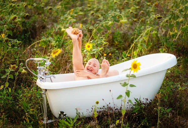 Jovem Bela Mulher Sexy Loira Tomando Banho Natureza Pôr Sol — Fotografia de Stock