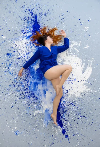 Jovem Mulher Sexy Com Cabelo Longo Morena Selvagem Vestido Azul — Fotografia de Stock