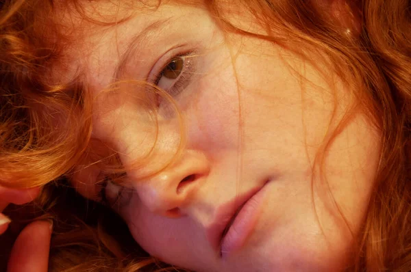一个迷人的年轻性感红头发的性感性感性感女人肖像的特写 姜黄卷发 — 图库照片