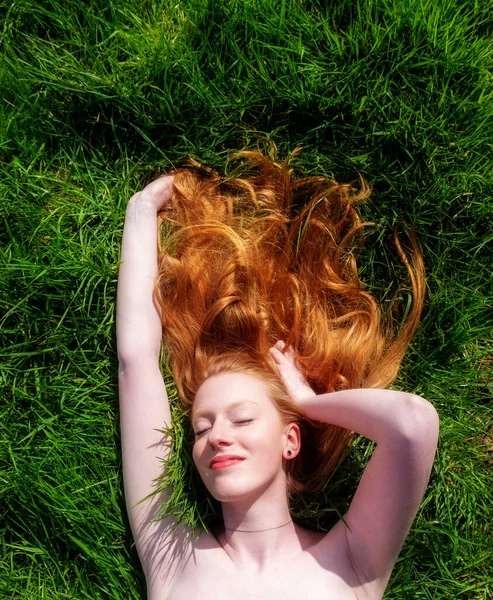 Retrato Uma Bela Jovem Mulher Sexy Ruiva Deitada Sol Primavera — Fotografia de Stock