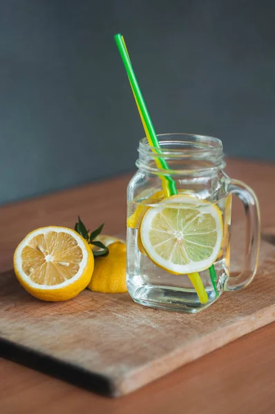 Limonata içmek ahşap bir masa üzerinde bir kavanoz cam.