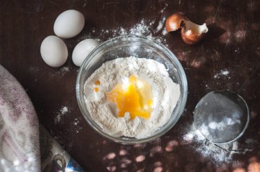 Unu şeffaf bir tabak yumurta. Bir tavuk yumurta, halı ve bir elek un için. Pişirme process.wooden tablo