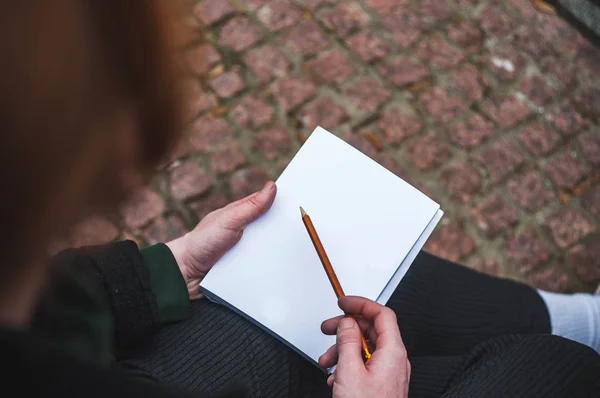 adamın elini üstünde defter bir kalem ile yazma