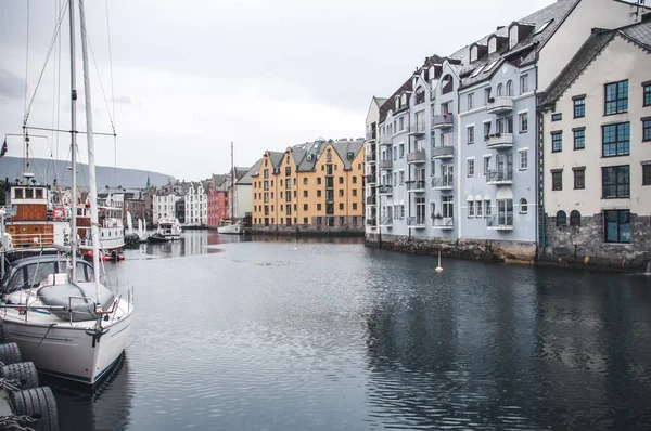 Alesund liman kasabasına Norveç west coast, Geirangerfjord girişinde. Renkli sabah cityscape. Kavram arka plan seyahat.