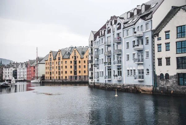 Alesund liman kasabasına Norveç west coast, Geirangerfjord girişinde. Renkli sabah cityscape. Kavram arka plan seyahat.