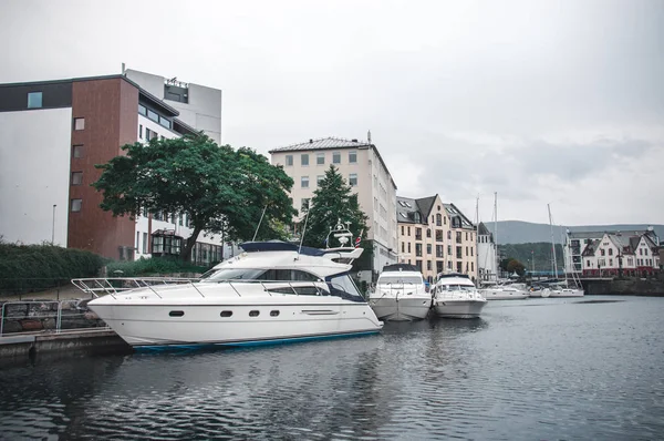 Alesund liman kasabasına Norveç west coast, Geirangerfjord girişinde. Renkli sabah cityscape. Kavram arka plan seyahat.