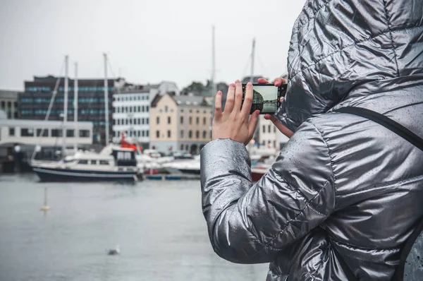 kadın fotoğrafları Alesund, Norveç alır