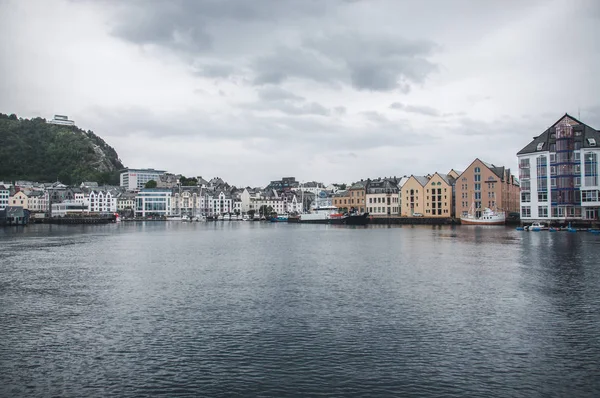 Alesund Kikötőváros Norvégia Nyugati Partján Található Bejáratnál Hogy Geirangerfjord Színes — Stock Fotó