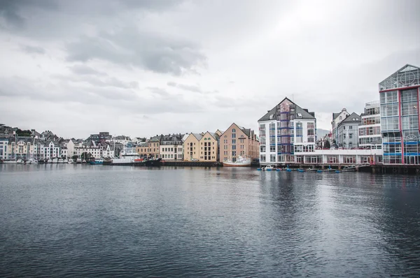 Alesund Kikötőváros Norvégia Nyugati Partján Található Bejáratnál Hogy Geirangerfjord Színes — Stock Fotó