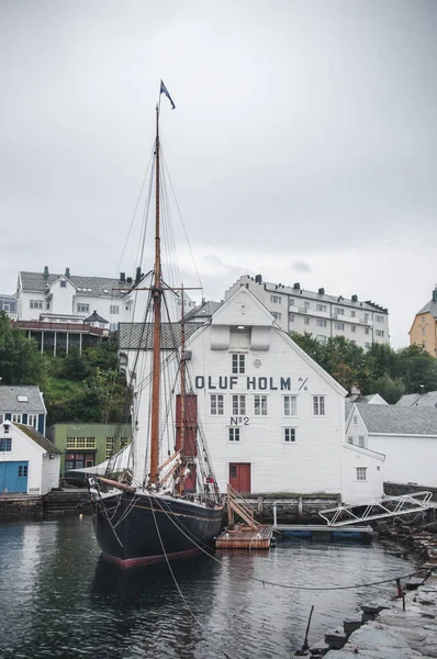 Alesund Havn Kendt Sine Smukke Art Nouveau Bygninger - Stock-foto