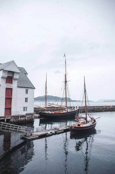  Alesund şehir ve liman, onun güzel Art Nouveau binalar için ünlü. 