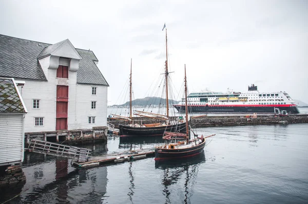 Alesund Havn Kendt Sine Smukke Art Nouveau Bygninger - Stock-foto