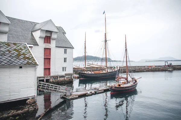 Alesund Havn Kendt Sine Smukke Art Nouveau Bygninger - Stock-foto