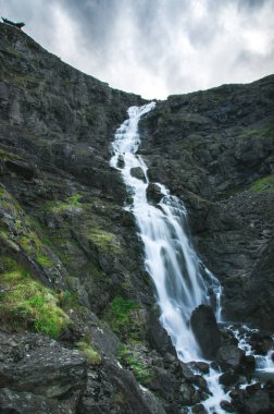 Şelale Trollstigen. Trollstigen, Norveç çevresi. Norveç'e seyahat.
