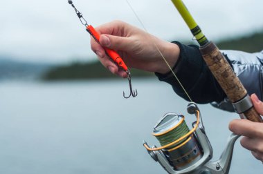 bir balıkçı, elinde bir iplik hatta balıkçılık biriktirme yakın çekim. Alesund, Norveç